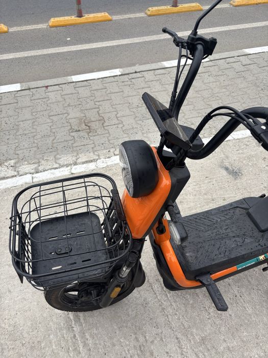 Scuter electric moped electric urban, cu două locuri.