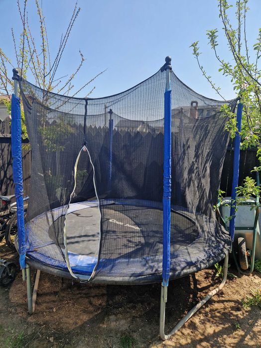 Trambulina de exterior mare din Jumbo 250cm diametru 215cm inaltime In stare foarte buna