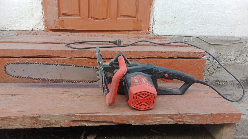 Электропила и банки стол