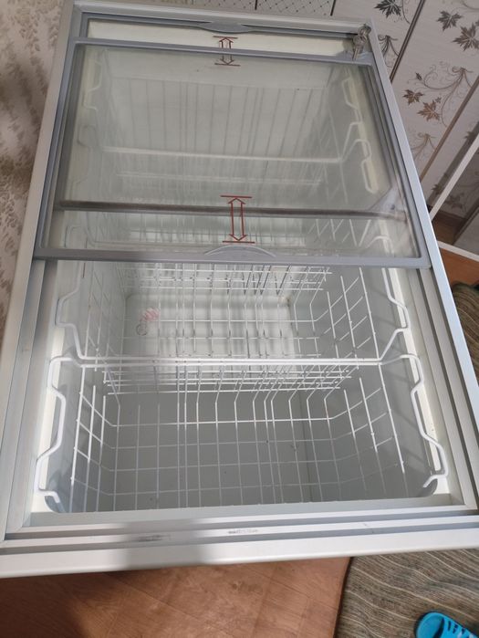 Витрыный морозильник