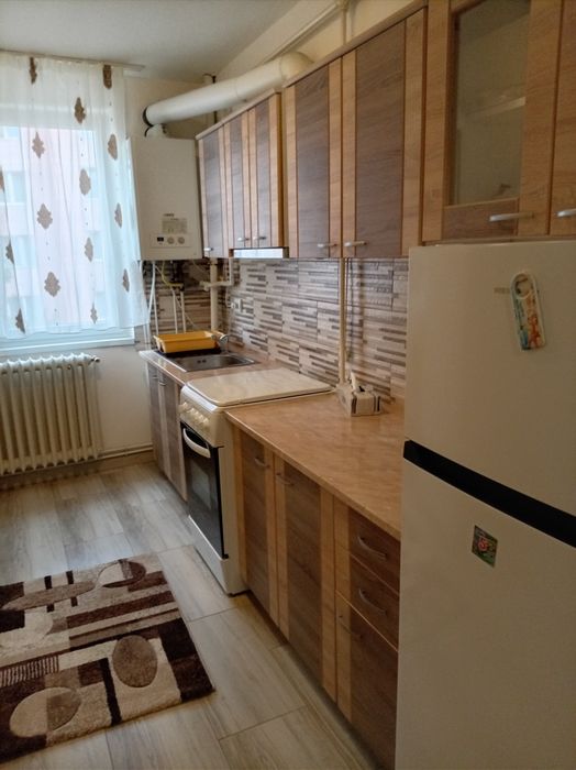 Închiriez apartament cu 2 camere
