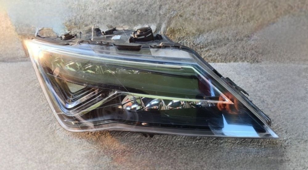 Десен, оборудван LED фар за сеат леон (Seat Leon)