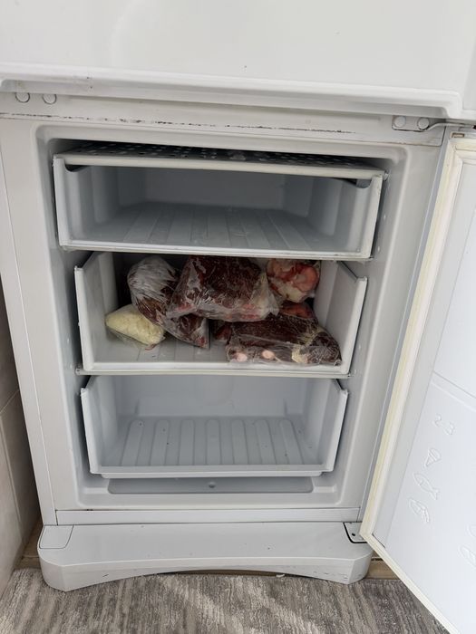 Продам холодильник Indesit