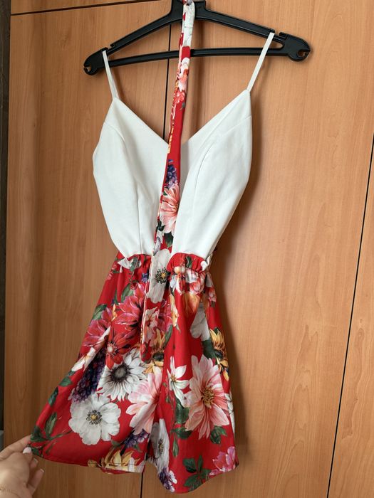 Червена рокля и гащеризон junona