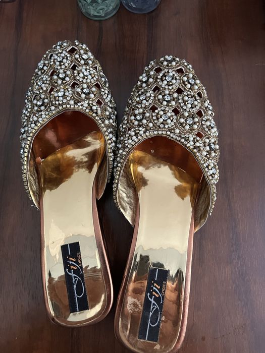 Продаются тапочки для невесток. Очень красивые.