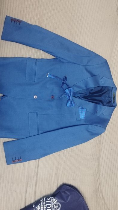 Продам пиджак в подарок бабочка