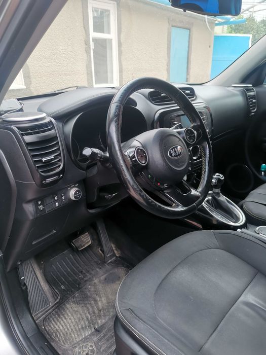 отличный KIA SOOL авто