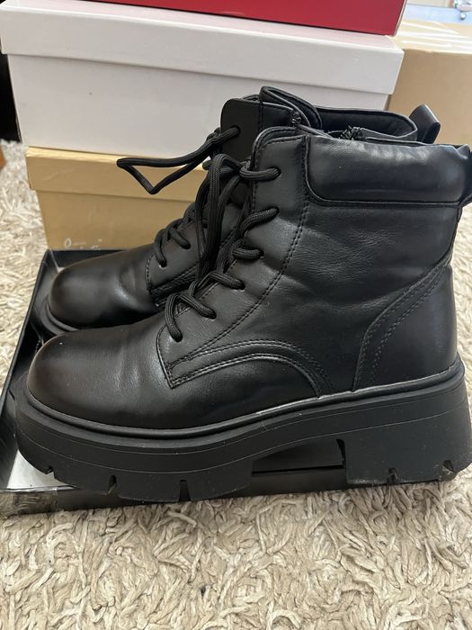 Продам женские ботинки