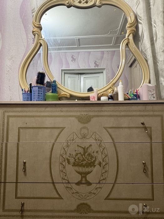 Красивое винтажное трюмо с зеркалом