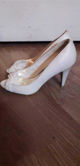 Булчинска рокля и обувки,+ аксесоарите подарък