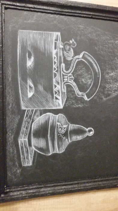 Черно бяла картина, рисувана на ръка. В новобоядисана черна рамка.