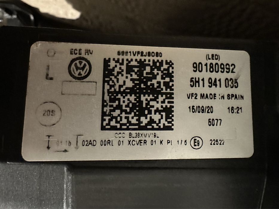Faruri, Far stanga / Far dreapta VW Golf 8 : 5H1941035 / 5H1941036