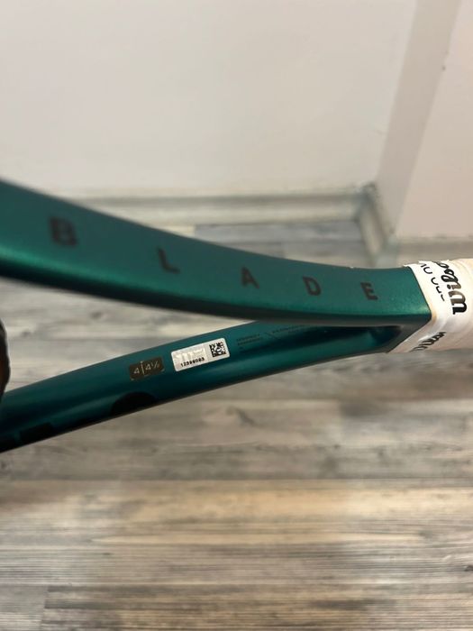Тенис ракета Wilson Blade 98 V9 98 18x20 с кордаж Luxilon !