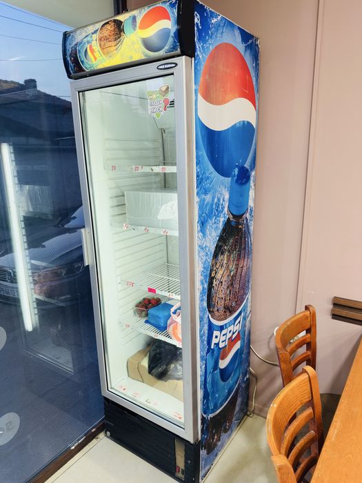 Вертикална хладилна витрина