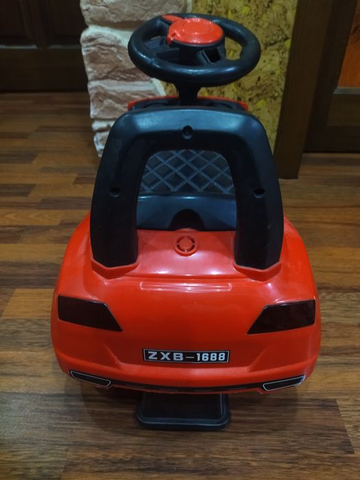 Машина-толокар детский