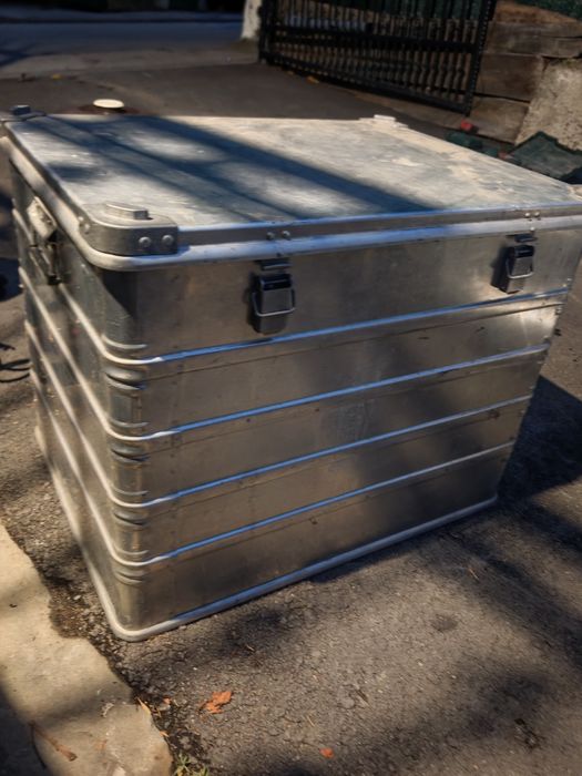 Продавам уникален алуминиев куфар