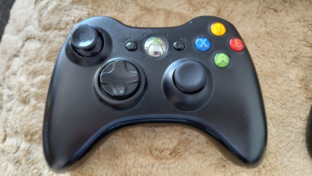 Vand doar doua controlere unul de Xbox 360 si inca unul de Playst 3 cu FIR
​2 x Controllere Xbox 360
​1 x ControllePlaySt