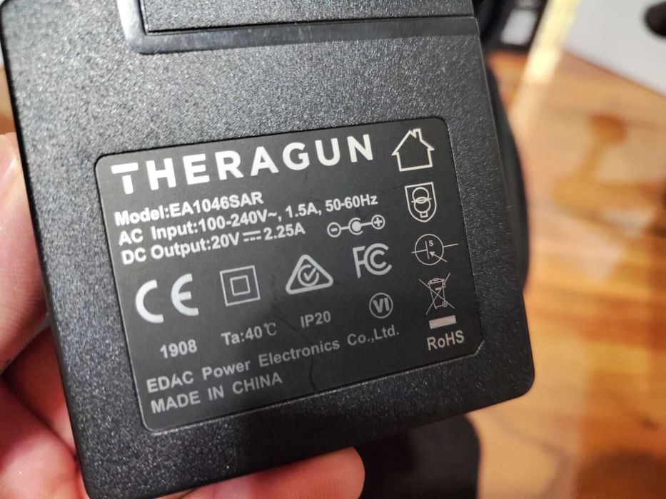 Оригинален перкусионен масажор Theragun G3 за дълбок масаж (с куфар и кутия)