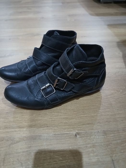 Черни боти с ниска подметка