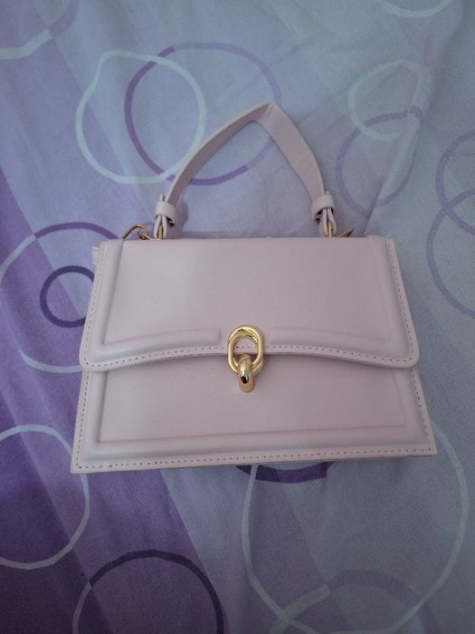 Продавам учебници за 12ти клас – запазени. Чантата е чисто нова.