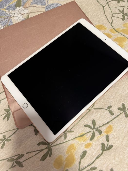 iPad Air 3 (2020) 64GB Wi-Fi + подарък клавиатура и аксесоари