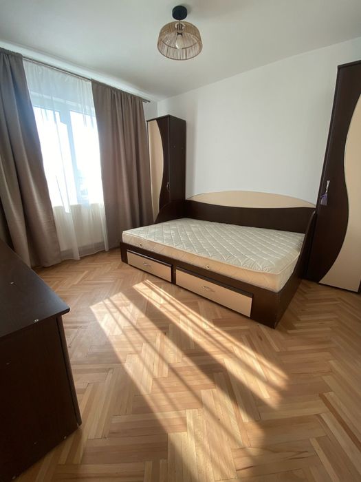 Regim hotelier, zona centrala, vis-a-vis de Merloni
