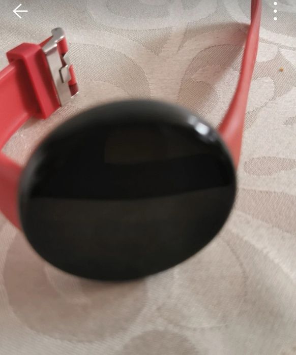 Ceasuri smart rosu si unul crem