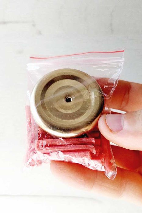 Pluta mare cu fitilele pentru candelă