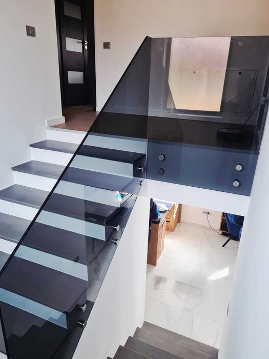 Sticlă curbată securizată – balustrade, cabine de duș, vitrine moderne