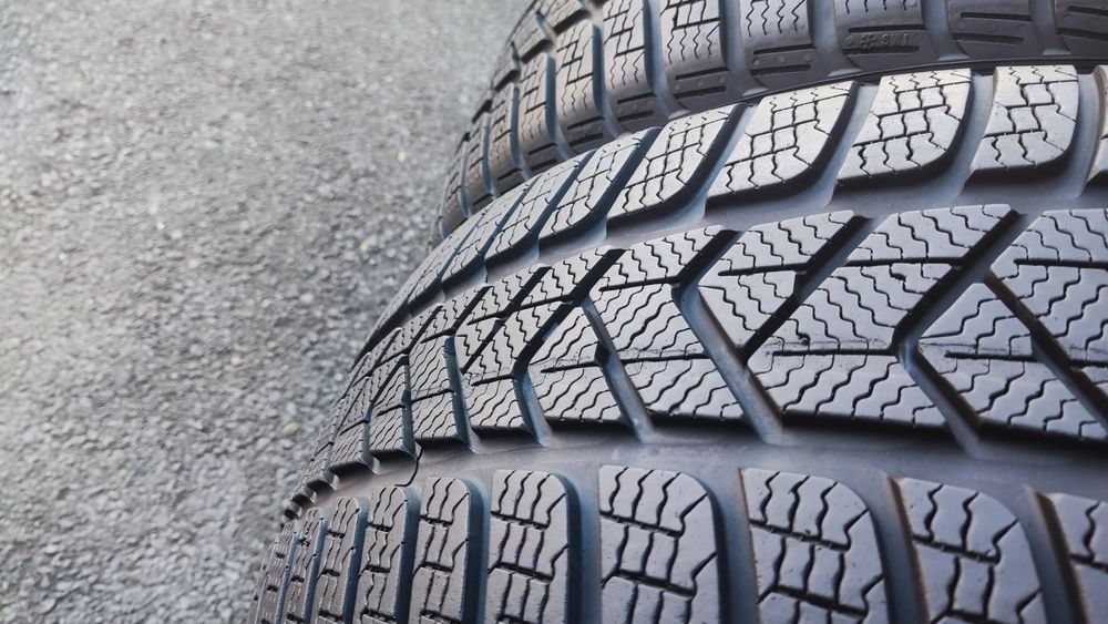 2бр.  зимни гуми 225/45/19 Pirelli Sotto Zero 3
dot24