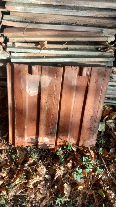 Vând țigla ceramica in stare foarte buna utilizată.