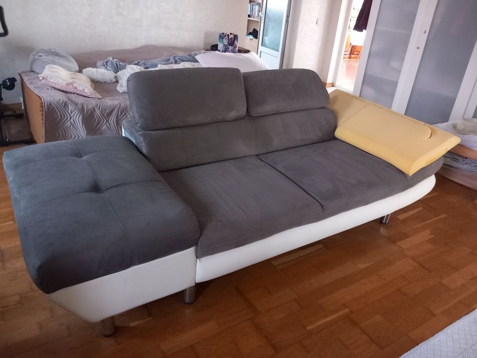 Canapea folosită,probleme la cotieră,în rest arată bine