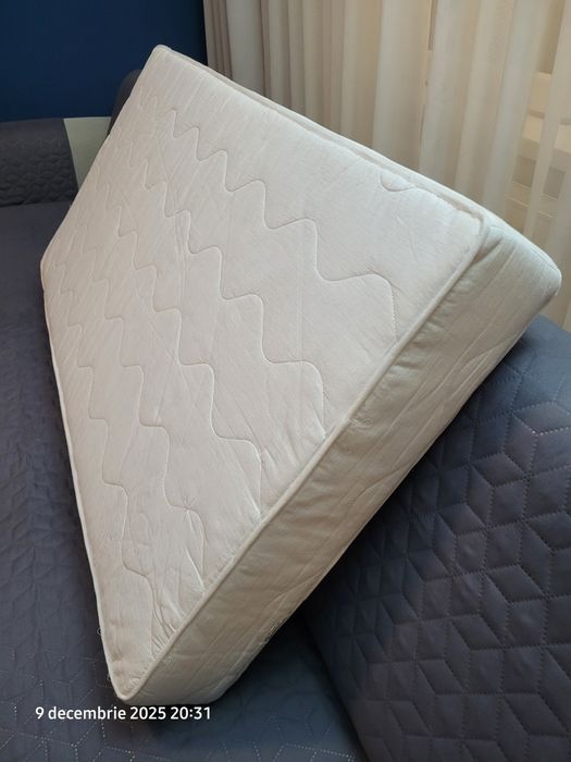 Vând pătuț cu saltea, protectii laterale si baldachin+ bonus carusel.