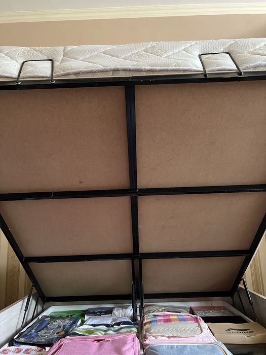 Продам кровать с матрасом