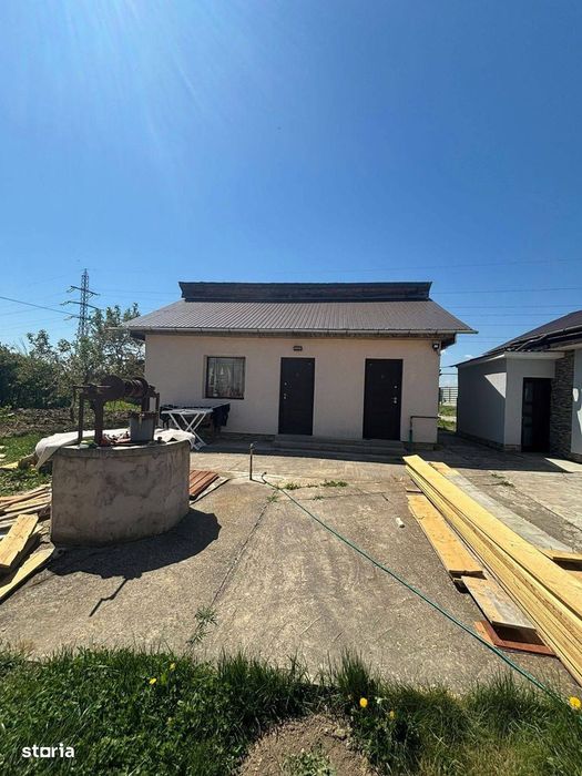 De vanzare casa situata la 5 minute de Roman, teren de 1.070mp 82.000e