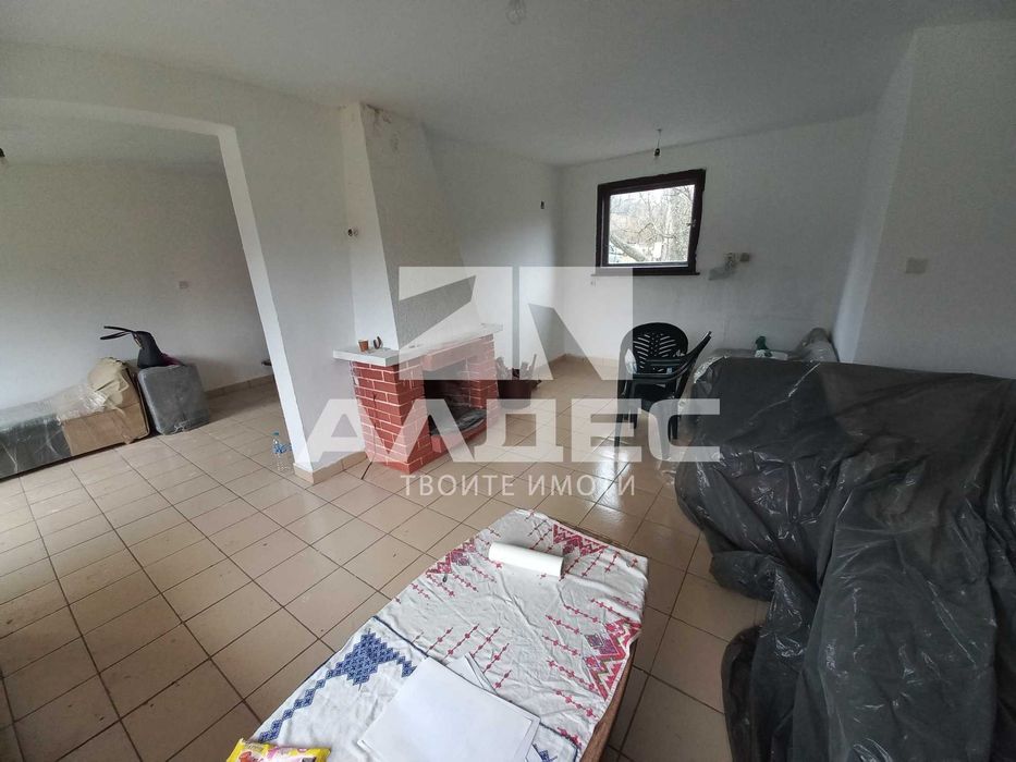 Продава се двуетажна масивна къща с двор в сл. Планиница!