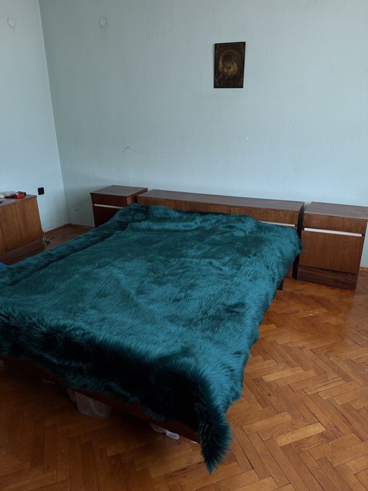 Спалня с два нощни шкафа, гардероб