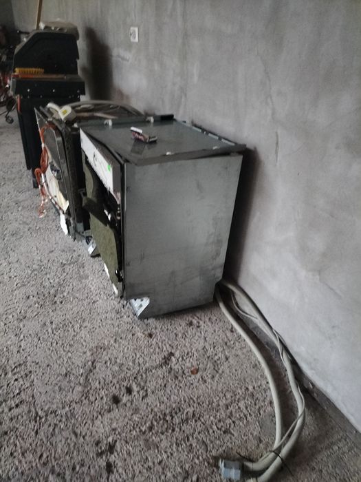 Vând două mașini de spălat vase Miele defecte dau eroare F14 .