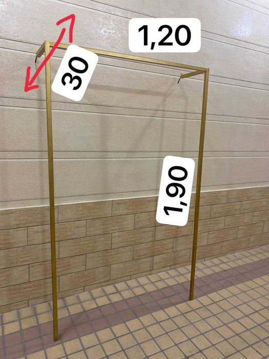 Стелажи и вешалки для магазина.