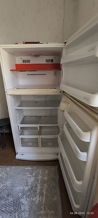 Холодильник БУ работает