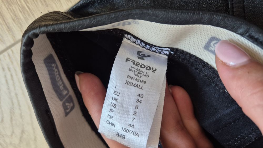 Дамски панталони от истинска кожа