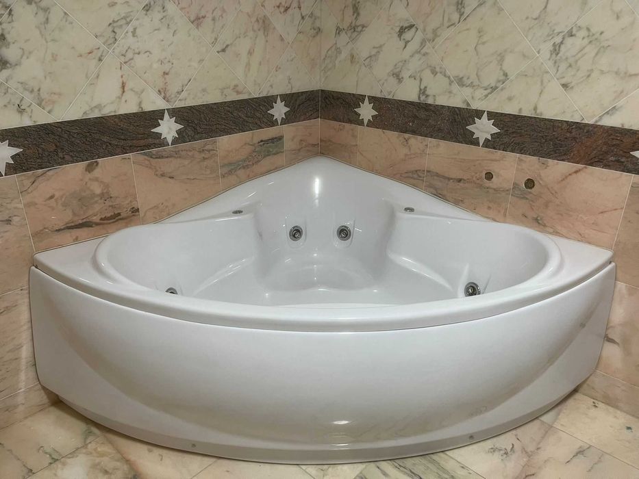 Cadă cu hidromasaj utilizata doar cateva ori dimensiunile 1,50 cm 1,50