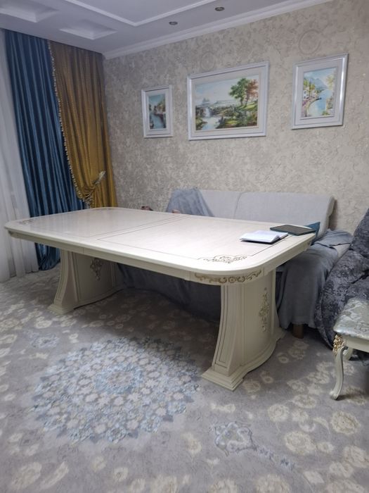 Продам стол для гостиной