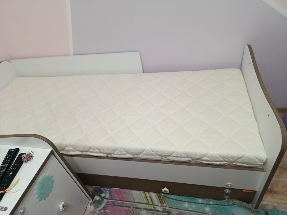Продавам легло с матрак и подматрачна рамка