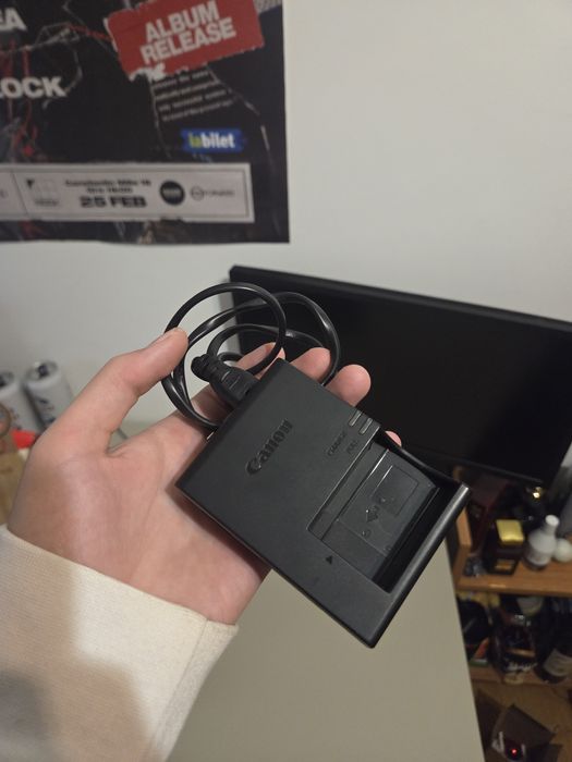 Camera mirrorless: Canon EOS RP + obiectiv 50 mm 1.8 + 2 baterii