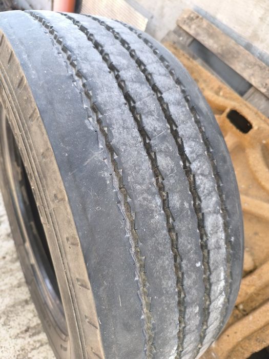 Vind 2  cauciucuri de direcție pentru camion