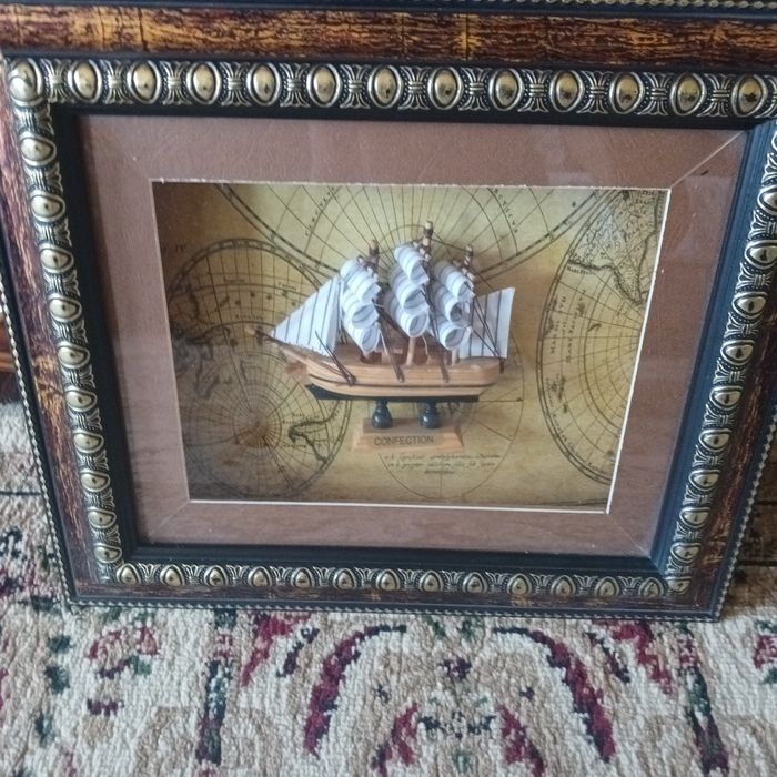 Картина с объёмным кораблём в рамке