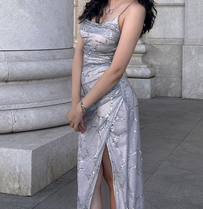 Продается очень легкое и элегантное платье