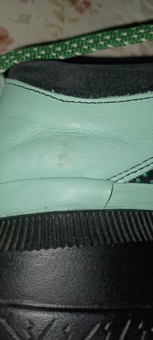 Продава дамски спортни обувки