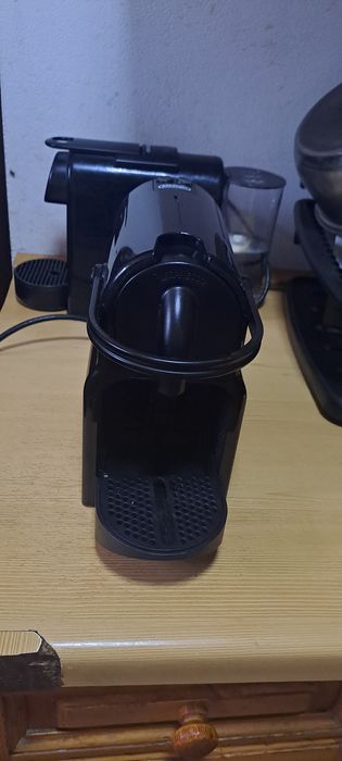 Vand aparat de cafea cu capsule nespresso nou in cutie